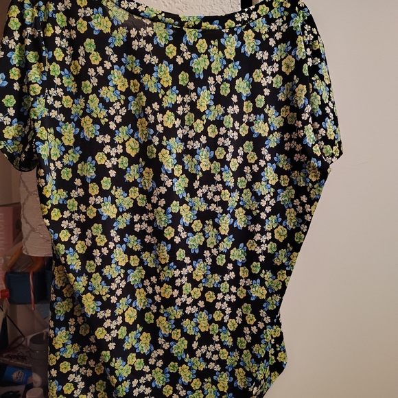 Short sleeve roundNECKLINE FLORAL SOFT COOL BLUE/GREEN WHIMSICAL SUMMERTIME TOP - Picture 3 of 6